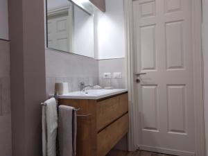 W łazience znajduje się umywalka i lustro. w obiekcie B&B Villa Letizia w mieście Castelbuono