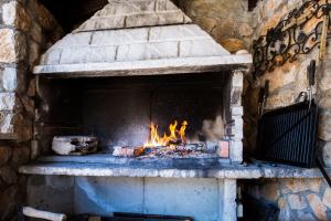 un gran horno de piedra con fuego. en Villa Haya, en Linardići