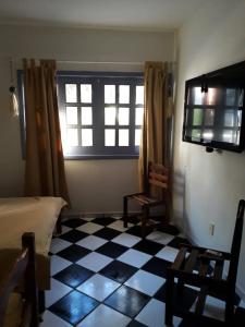 1 dormitorio con suelo a cuadros en blanco y negro en Amarelo Do Morro, en Morro de São Paulo