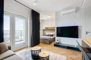 sala de estar con sofá y TV grande en SKY Home- Sunset Penthouse -Neopolis, Centrum, Klimatyzacja, Parking Dostęp na Kod en Lodz