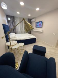 - un salon avec un lit et un canapé dans l'établissement Krivenko 49 Str by Slissenko Inn, à Pavlodar