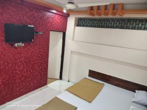 Postel nebo postele na pokoji v ubytování Sai Ganesh Guest House
