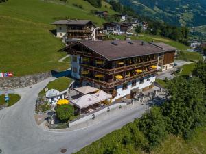 an overhead view of a large building with a restaurant at Hotel Kirchbichlhof in Hippach