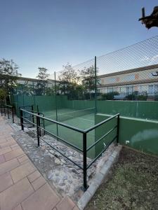 Tenis alebo squash v ubytovaní RESIDENCIAL NOVA OROPESA REF 016 alebo jeho okolí
