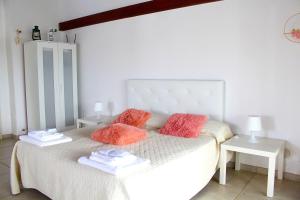 カザラーノにあるB&B WHITEのベッドルーム1室(赤い枕のベッド1台付)