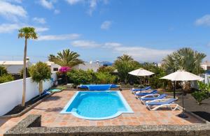 Peldbaseins naktsmītnē Stunning 4-Bed Villa in Playa Blanca vai tās tuvumā