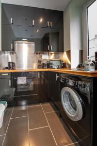 cocina con lavadora y lavadora en Jay's Apartment Aberdeen, en Aberdeen