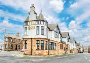 um edifício com uma torre de relógio em cima em The Castle Hotel em Berwick-Upon-Tweed