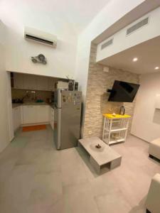 eine Küche mit einem Kühlschrank aus Edelstahl in einem Zimmer in der Unterkunft Il loft del vico in Galatone