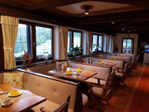 Ein Sitzbereich in der Unterkunft Alpenhotel Denninglehen
