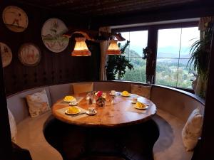 Ein Sitzbereich in der Unterkunft Alpenhotel Denninglehen