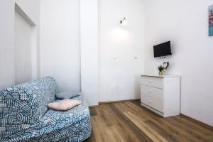 Televízia a/alebo spoločenská miestnosť v ubytovaní Villa Dika Nin