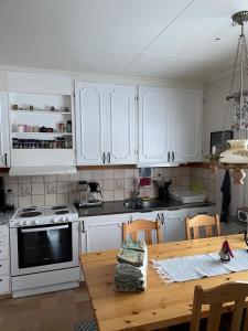 Virtuvė arba virtuvėlė apgyvendinimo įstaigoje Villa Lillhärdal