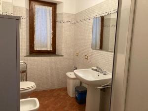A bathroom at Appartamento al 1° piano, zona centrale Még 4 kép