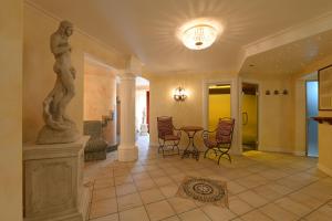 Posezení v ubytování Hotel Schweizer Hof Thermal und Vital Resort