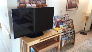 TV a/nebo společenská místnost v ubytování Super 8 by Wyndham Laramie