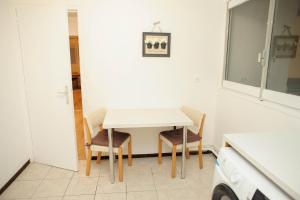 eine Küche mit einem Tisch und Stühlen im Zimmer in der Unterkunft New : Grand T4 Cosy et tout équipé in Créteil