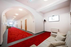 un couloir avec un tapis rouge et une salle d'attente dans l'établissement Dubrovnik Central Accommodation, à Dubrovnik