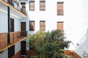 grupa budynków z balkonami i roślinami w obiekcie Requena Suite Apartment w Sewilli
