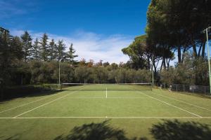a tennis court with a net on top of it at Fattoria Laviosa in Fauglia