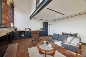 - un salon avec un canapé et une table dans l'établissement No 5 at Simpson Street Apartments Sunderland, à Sunderland