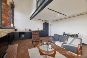 una sala de estar con un sofá y una mesa en No 5 at Simpson Street Apartments Sunderland, en Sunderland