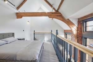 Un dormitorio con una cama y un balcón. en No 5 at Simpson Street Apartments Sunderland, en Sunderland