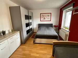Кровать или кровати в номере Ferienwohnung Parkentin