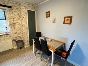 comedor con mesa y sillas en Ferienwohnung Parkentin, en Bartenshagen-Parkentin