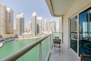 een balkon met uitzicht op een rivier en gebouwen bij Beautiful Marina Views One Bedroom Apartment with two balconies in Dubai