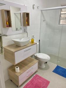 Ванна кімната в Apartamento 100 metros da praia das Astúrias
