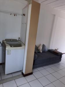 Cette petite chambre comprend un lit et un réfrigérateur. dans l'établissement Apartamentos Stela Maris Praia e Aeroporto, à Salvador 44 autres photos