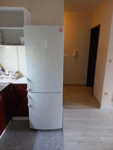una nevera blanca en una cocina con pasillo en Sofia Apartment 2, en Surčin 9 fotos más