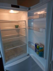 una nevera con la puerta abierta con bebidas. en Sofia Apartment 2, en Surčin
