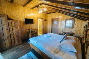 מיטה או מיטות בחדר ב-Popas Dumbravita