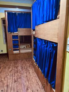 Uma cama ou camas num quarto em Trekkers Home