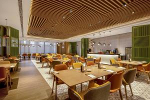 Un restaurant sau alt loc unde se poate mânca la Holiday Inn & Suites Qingdao Jinshui, an IHG Hotel