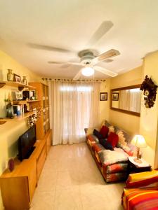 TV a/nebo společenská místnost v ubytování RESIDENCIAL PORTOFINO V OROPESA REF 001