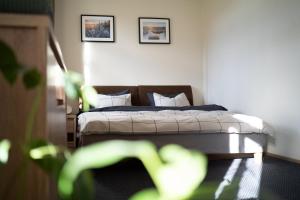 Postel nebo postele na pokoji v ubytování Guest house in Dobele city center- Pilsētas Māja