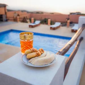um prato com dois cachorros quentes e um pote de mel em Villa avec piscine Asilah, terrain de foot privative em Asilah