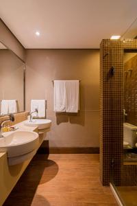 a bathroom with two sinks and a shower at Carmel Charme Resort in Aquiraz