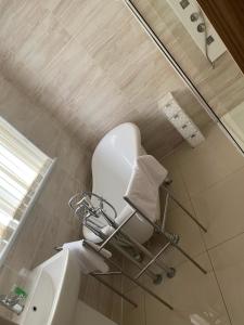 La salle de bains est pourvue d'un lavabo et d'un miroir. dans l'établissement Crowwood Hotel and Alba Restaurant, à Chryston