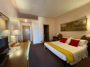 Televízia a/alebo spoločenská miestnosť v ubytovaní Hotel New Genziana
