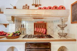 - une cuisine avec une cuisinière et un bol de fruits dans l'établissement Chateau de la Vigne, à Concourson-sur-Layon