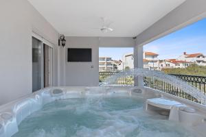 TV a/nebo společenská místnost v ubytování Villa Carolus in Vodice