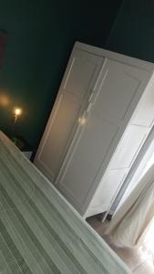 einen weißen Kühlschrank mit offener Tür in einem Zimmer in der Unterkunft Paul & Mollie's Guest House in Brits