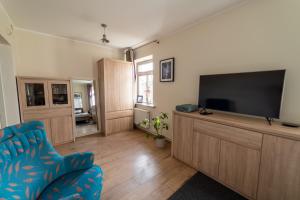 TV a/nebo společenská místnost v ubytování Guest house in Dobele city center- Pilsētas Māja