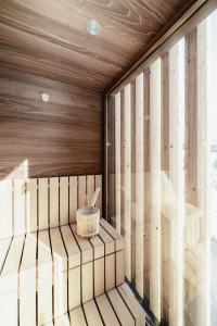 Una esquina de una sauna con una cesta. en MONS suites wine passion en Tannheim
