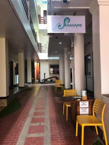 een hal met stoelen en tafels in een gebouw bij Seascape Lodging House in Coron