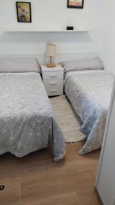 A bed or beds in a room at Verdemar Apartamento l